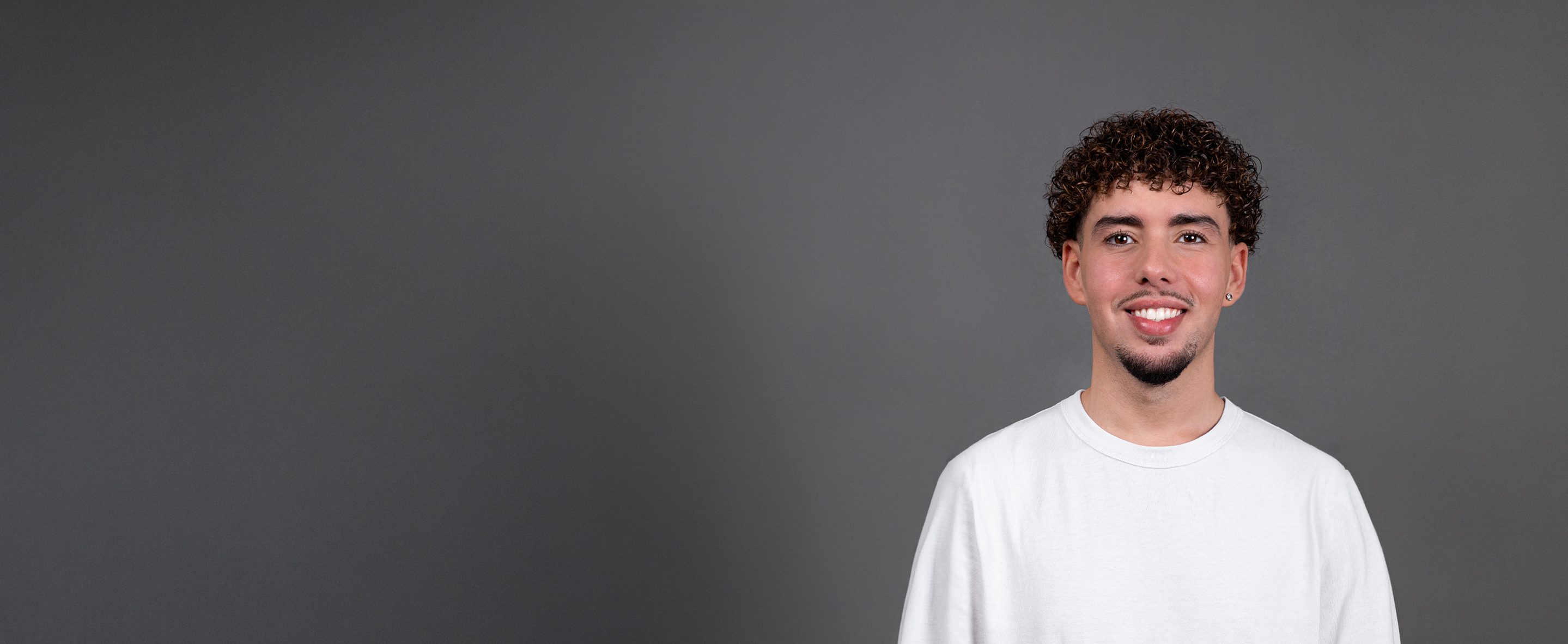 Amine Lahmami, comédien, portrait souriant
